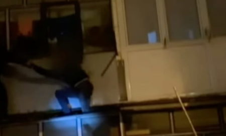 крадій застряг між балконами