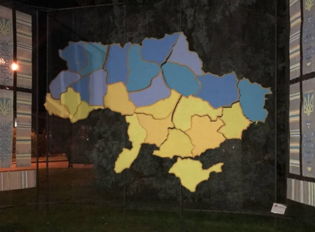 Крим – це Україна!: невідомі вкрали півострів з карти але потім повернули