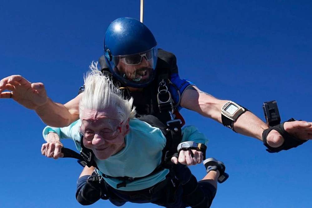 У Чикаго 104-річна жінка намагається побити рекорд як найстарша парашутистка у світі  