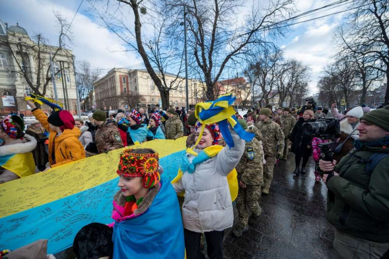 У Львові розгорнули найбільший прапор України з автографами військових і встановили рекорд