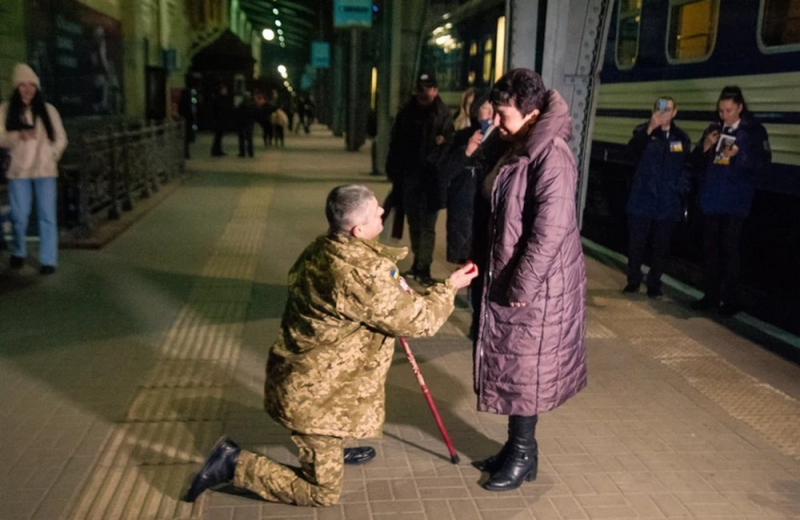 У Львові залізничник освідчився у коханні на вокзалі після повернення з фронту