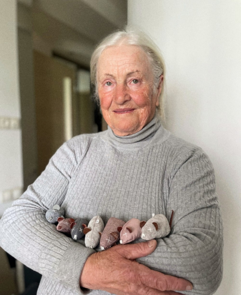 84-річна переселенка створює іграшкових мишенят, які допомагають рятувати тварин під час війни • Новини України