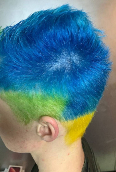 Треш-новини з боліт: як в росії покарали хлопця через жовто-синє волосся