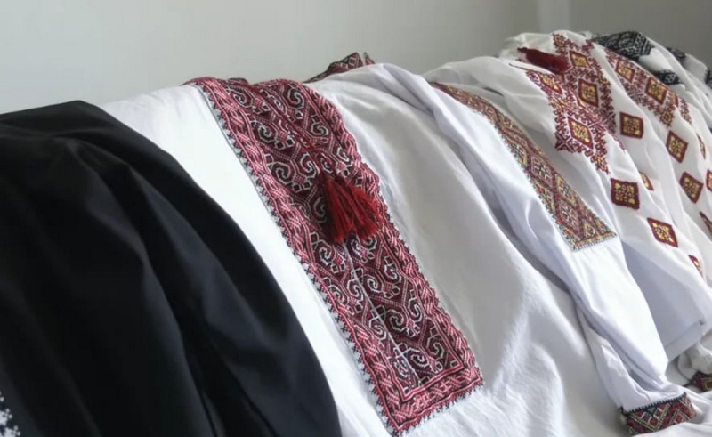 «В кожного вже є»: на Івано-Франківщині 93-річна жінка вишиває сорочки для правнучок