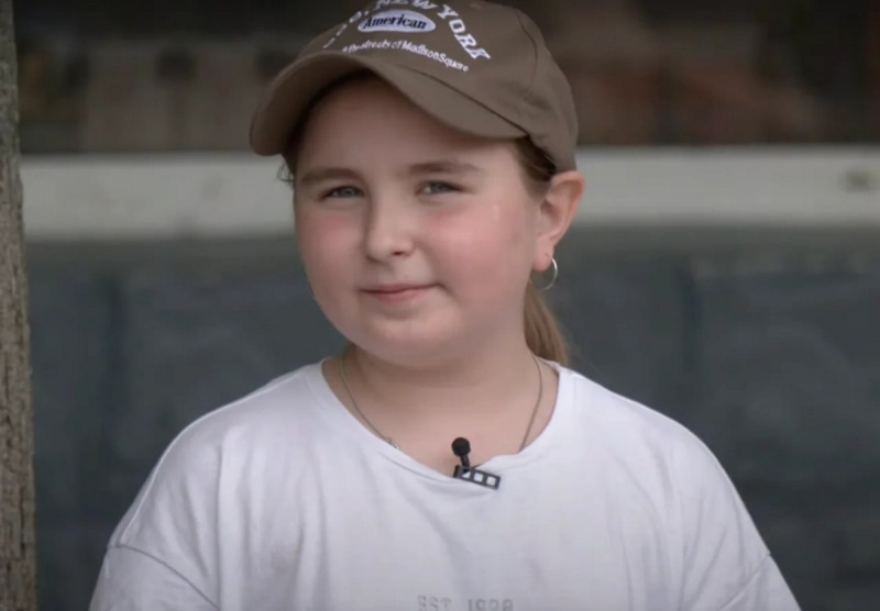 Збирає на квадрокоптер для тата: у Луцьку 8-річна дівчинка продає півонії за донати