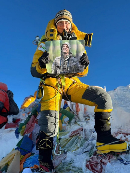 Присвятила рекорд полеглому захиснику Маріуполя: альпініста з України за добу піднялася на Еверест