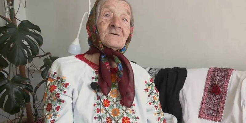«В кожного вже є»: на Івано-Франківщині 93-річна жінка вишиває сорочки для правнучок