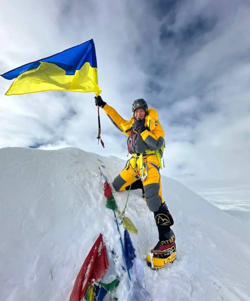 Присвятила рекорд полеглому захиснику Маріуполя: альпініста з України за добу піднялася на Еверест