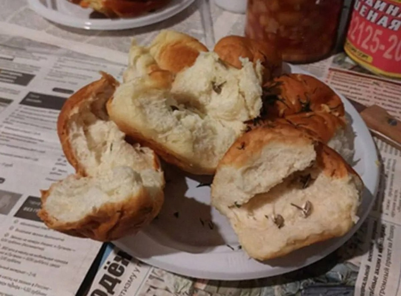 Пригостила пиріжками з канцелярськими кнопками: на Луганщині росіяни влаштували істерику через бабусю